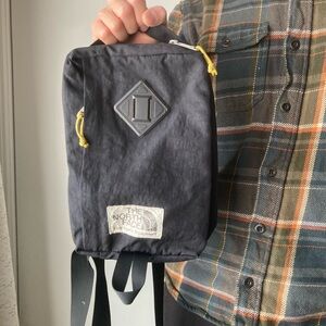 The North Face Unisex Berkeley Field Crossbody Sling